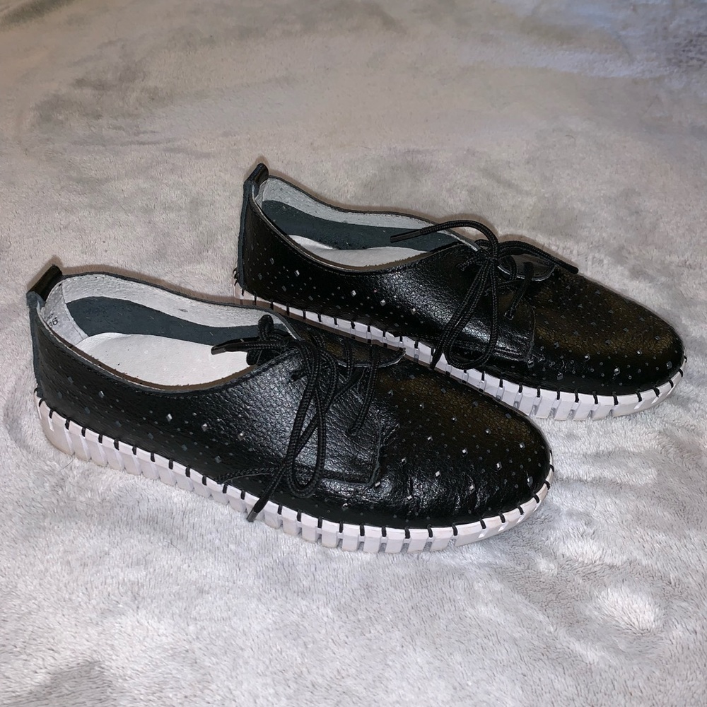 Bernie mevs black leather shoes